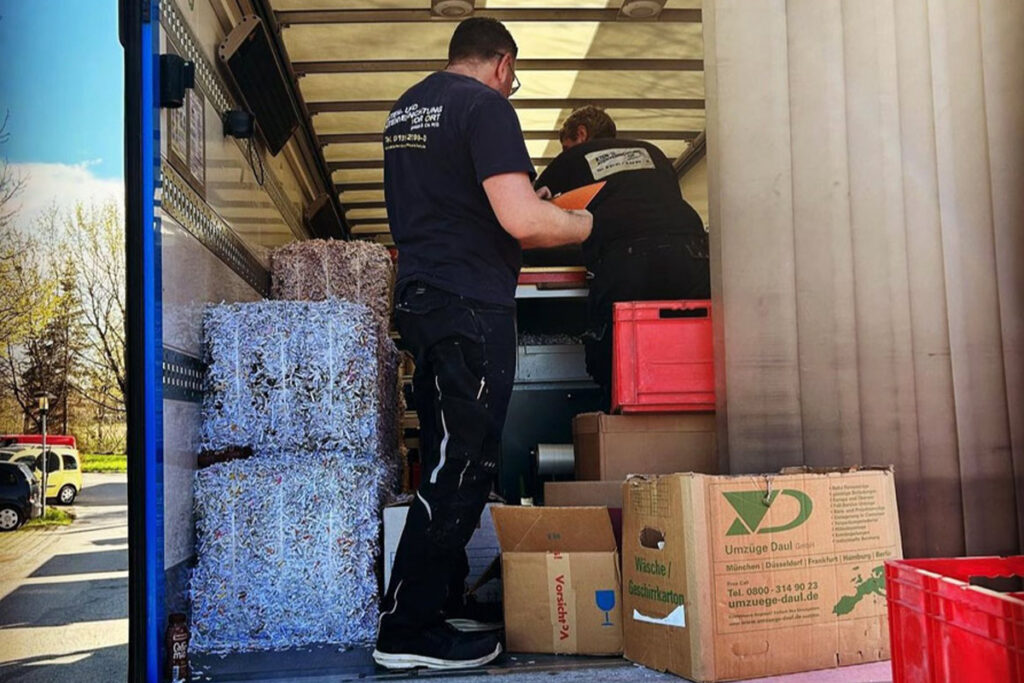 ADVO Mitarbeiter transportieren Kartons und Aktenordner