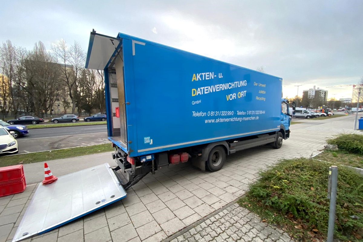 Lkw mit Schredder